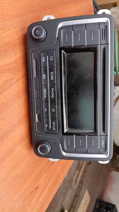 Radio de auto con pantalla táctil y USB - miniatura 1