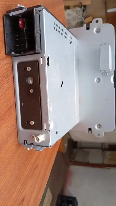 Radio de auto con pantalla táctil y USB - miniatura 2