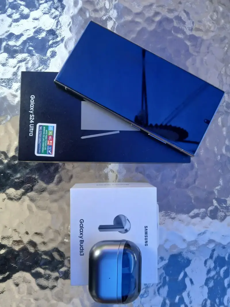 Samsung Galaxy S24 Ultra con Galaxy Buds3 - 2
