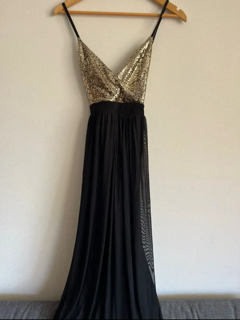 Vestido largo de fiesta con lentejuelas doradas