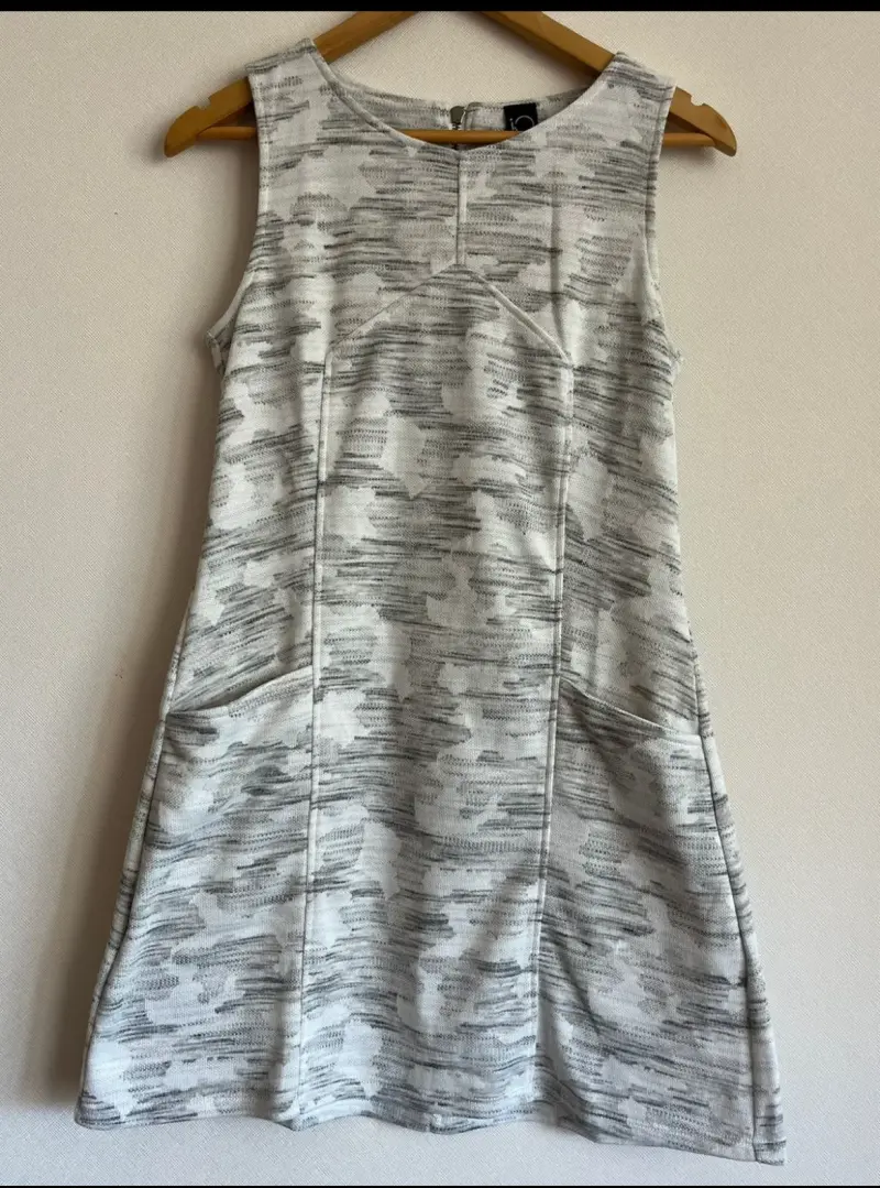 Vestido sin mangas estampado gris