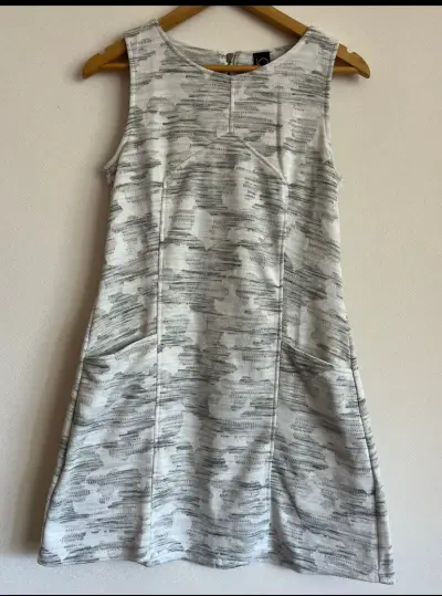 Vestido sin mangas estampado gris - miniatura 1