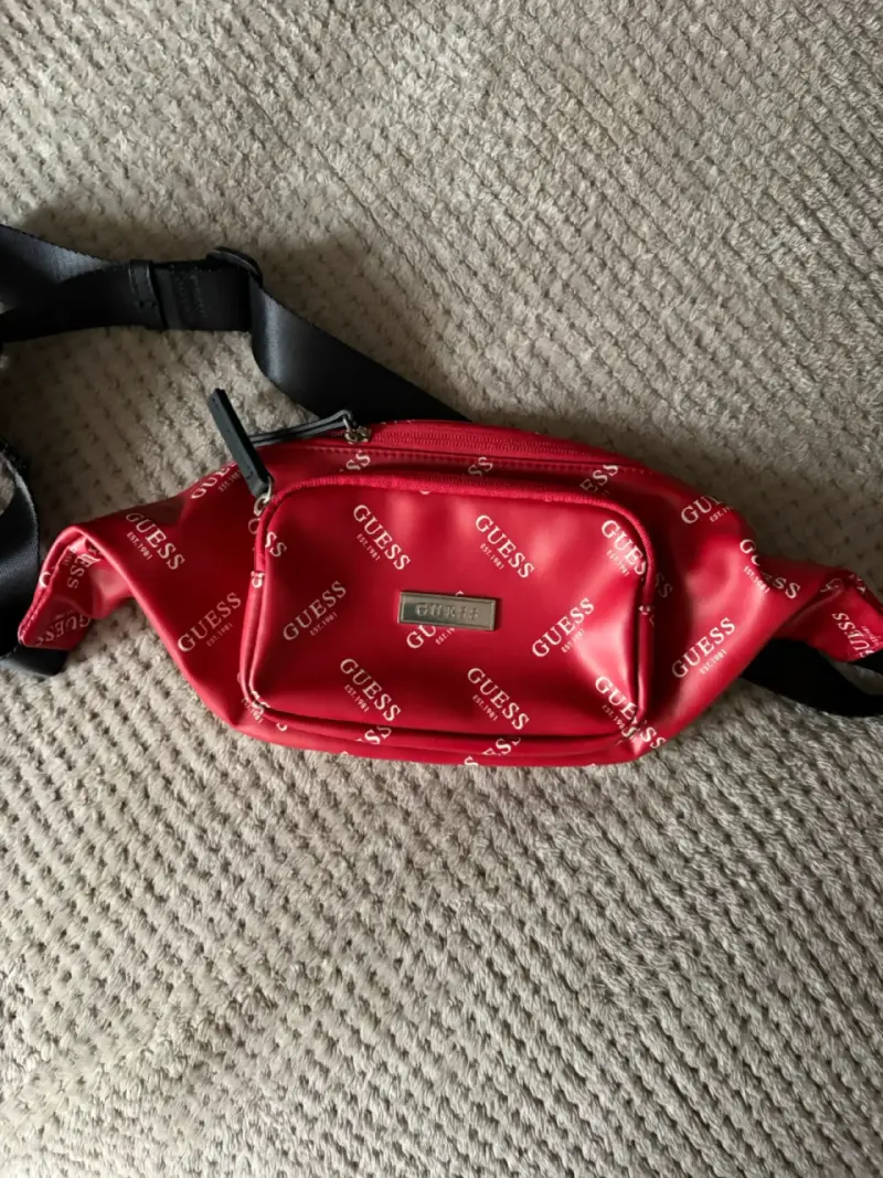 Riñonera roja Guess con logo repetido