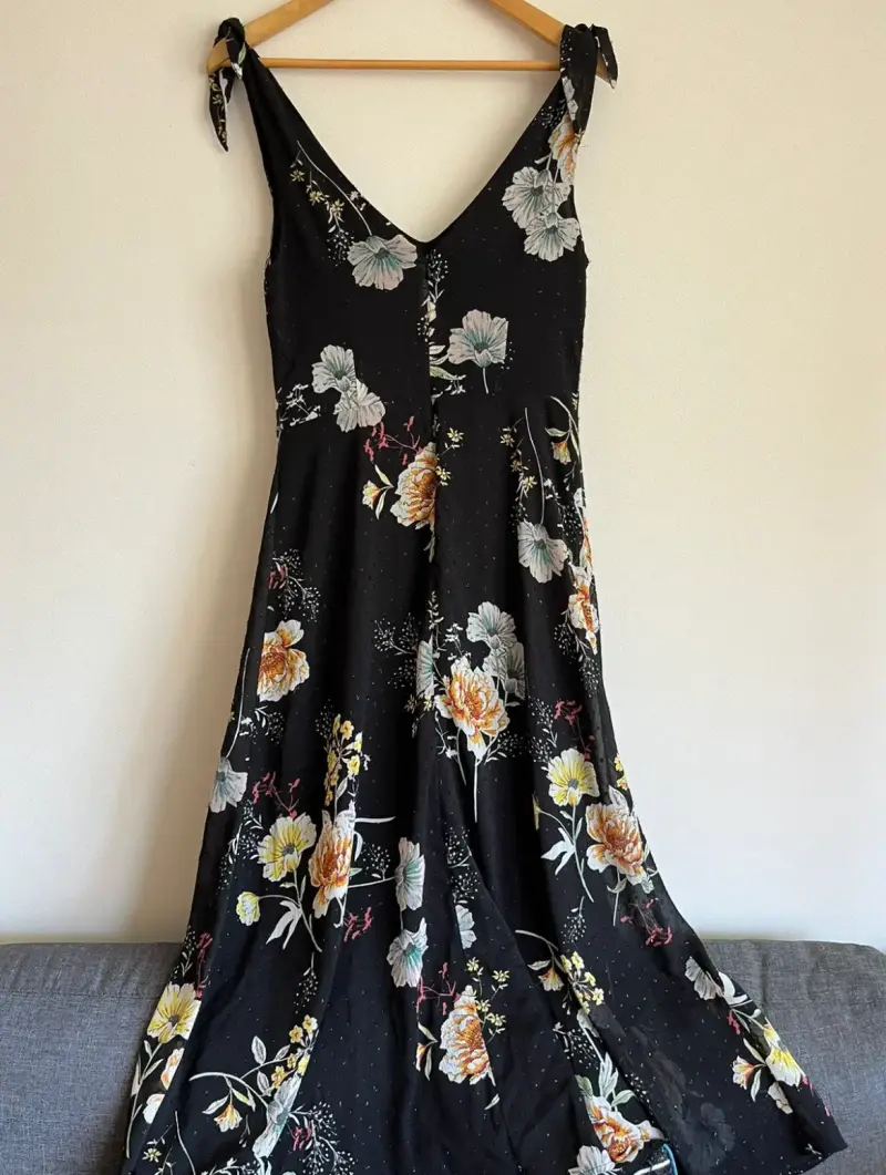 Vestido largo floral negro con tirantes