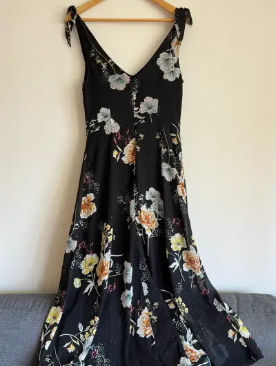 Vestido largo floral negro con tirantes - miniatura 1