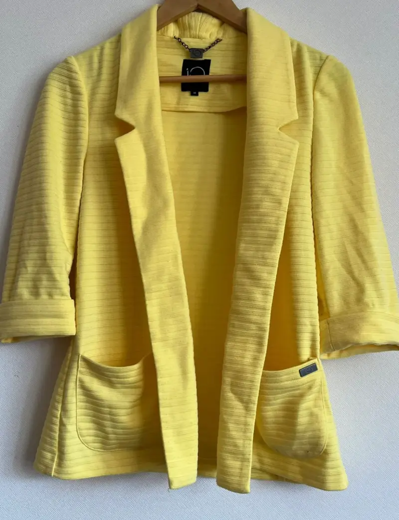 Blazer amarillo de mujer con bolsillos