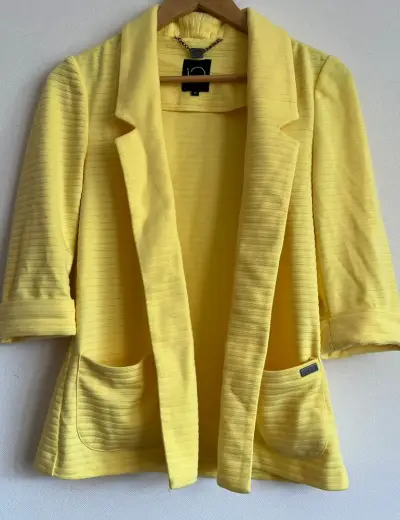 Blazer amarillo de mujer con bolsillos - miniatura 1