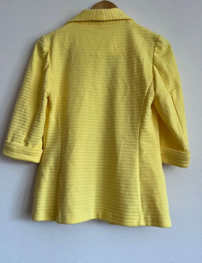 Blazer amarillo de mujer con bolsillos - 2