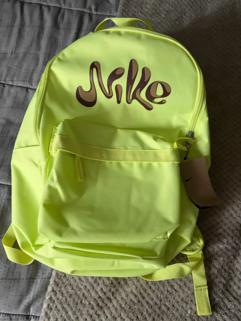 Mochila amarilla con diseño moderno