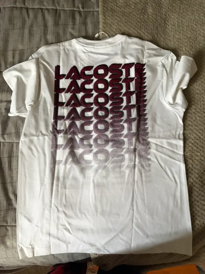 Polera blanca Lacoste con diseño gráfico - 1