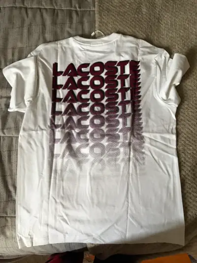Polera blanca Lacoste con diseño gráfico - miniatura 1