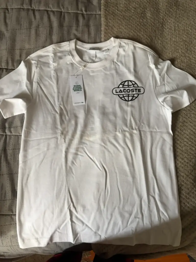 Polera blanca Lacoste con diseño gráfico - 2