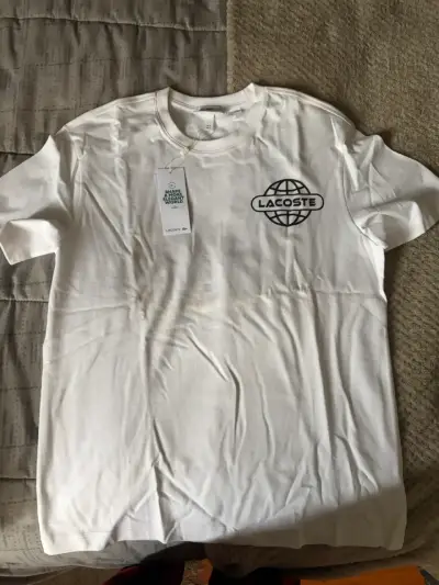Polera blanca Lacoste con diseño gráfico - miniatura 2