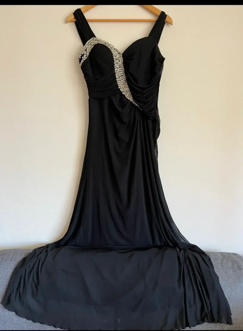 Vestido de noche negro con pedrería