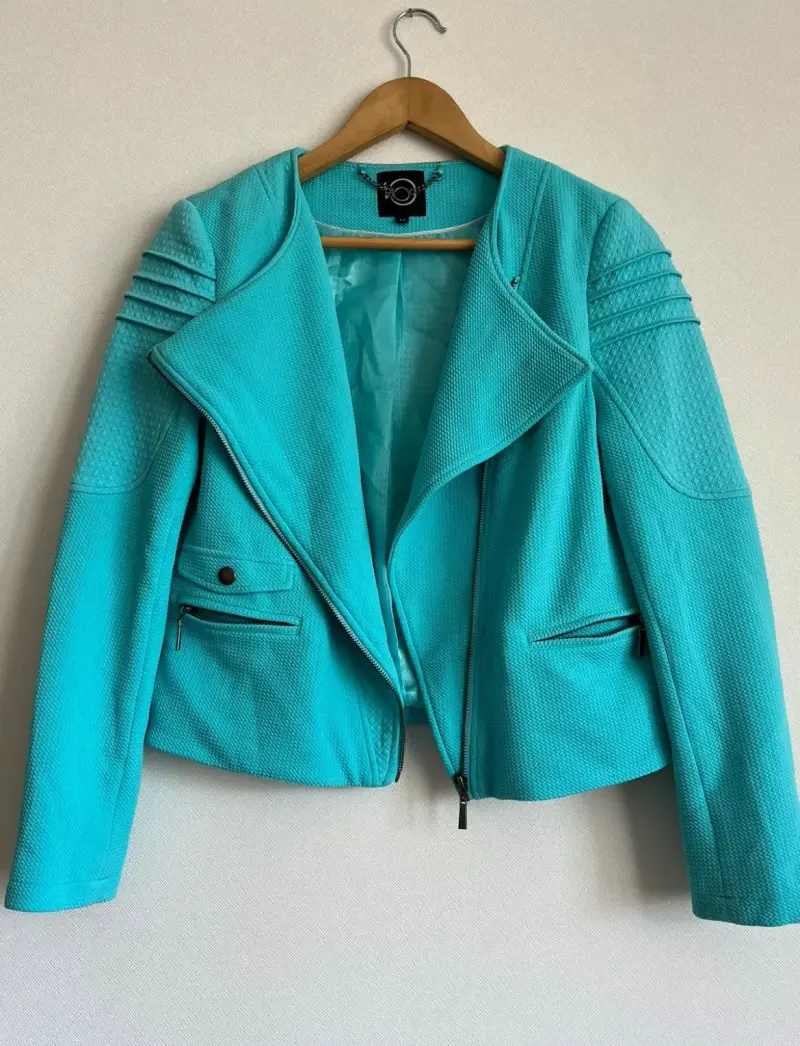 Chaqueta turquesa con cierre y detalles en hombros