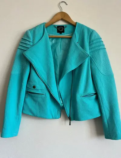 Chaqueta turquesa con cierre y detalles en hombros - miniatura 1