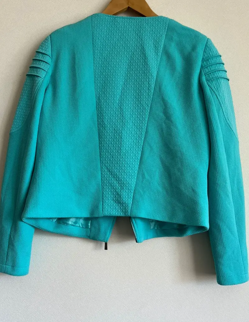 Chaqueta turquesa con cierre y detalles en hombros - 2