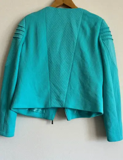 Chaqueta turquesa con cierre y detalles en hombros - miniatura 2