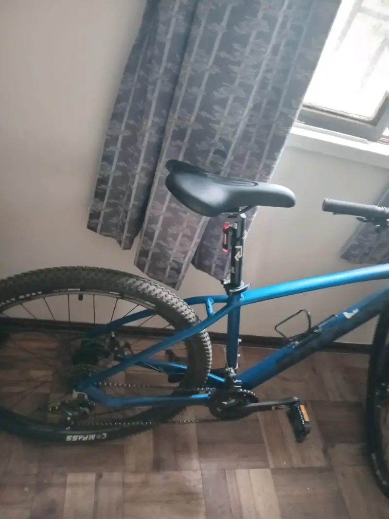 Bicicleta de montaña azul con suspensión delantera - 2