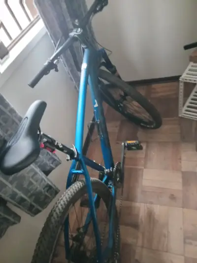 Bicicleta de montaña azul con suspensión delantera - miniatura 4