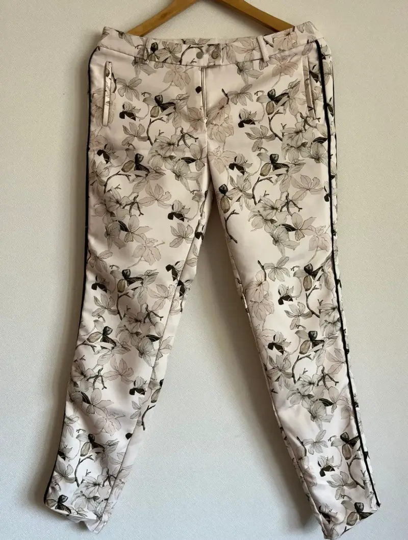Pantalones florales para mujer en tonos beige