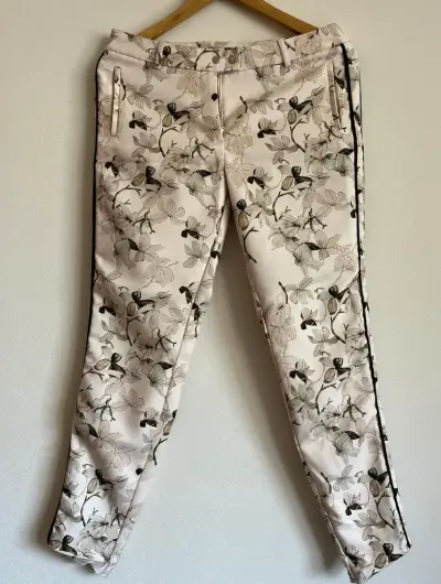 Pantalones florales para mujer en tonos beige - miniatura 1