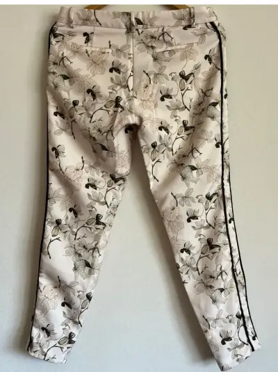 Pantalones florales para mujer en tonos beige - miniatura 2