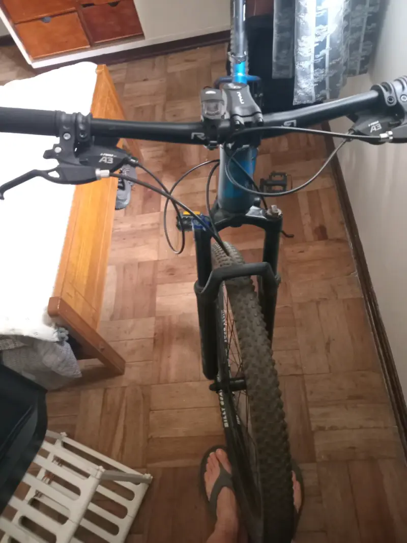 Bicicleta de montaña azul con suspensión delantera - 6