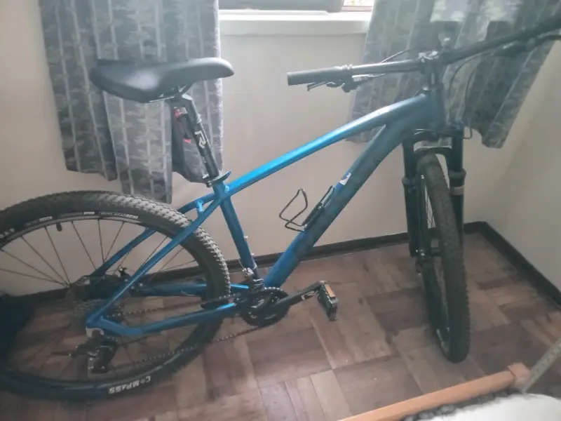 Bicicleta de montaña azul con suspensión delantera - 8