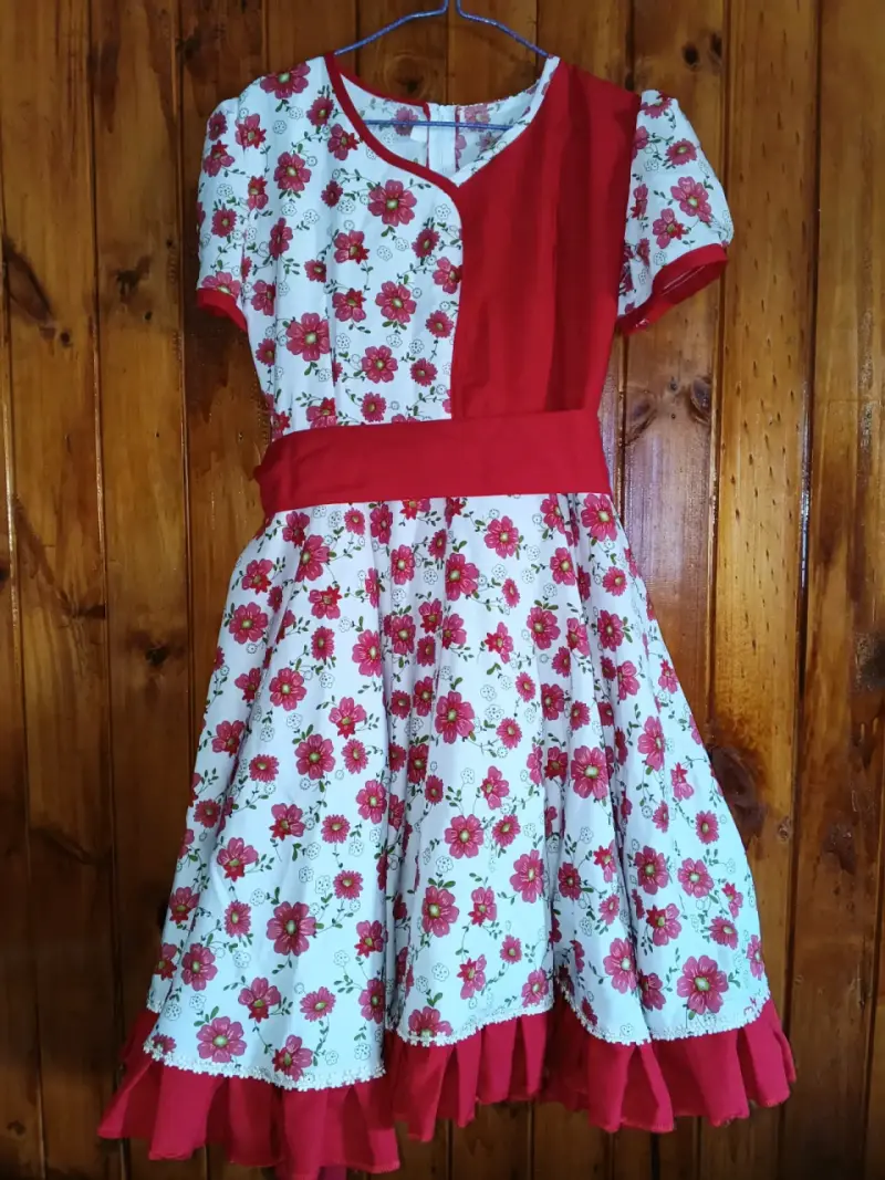 Vestido floral rojo y blanco con volantes