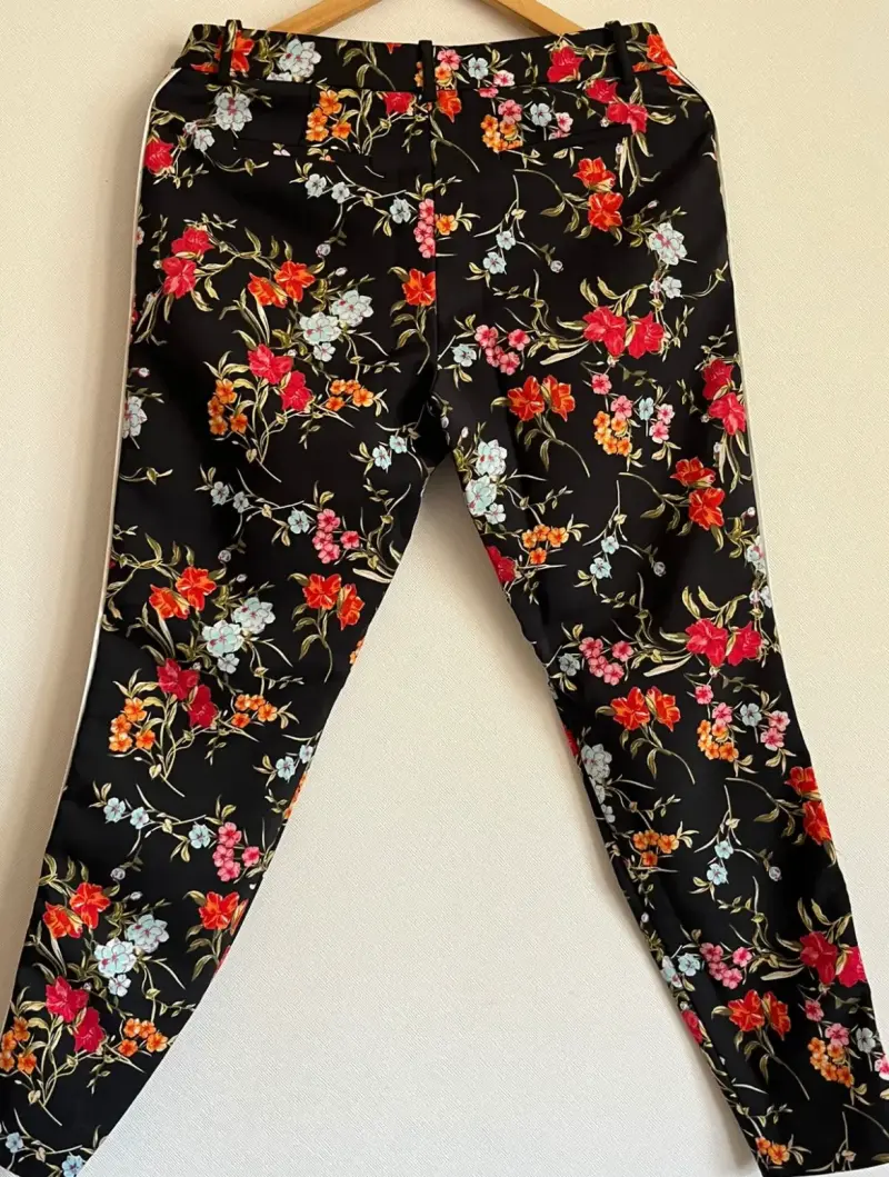 Pantalones florales negros para mujer - 1