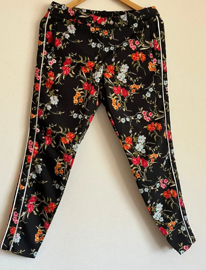 Pantalones florales negros para mujer - 2