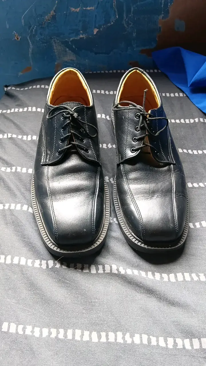 Zapatos de vestir negros para hombre en buen estado - 1