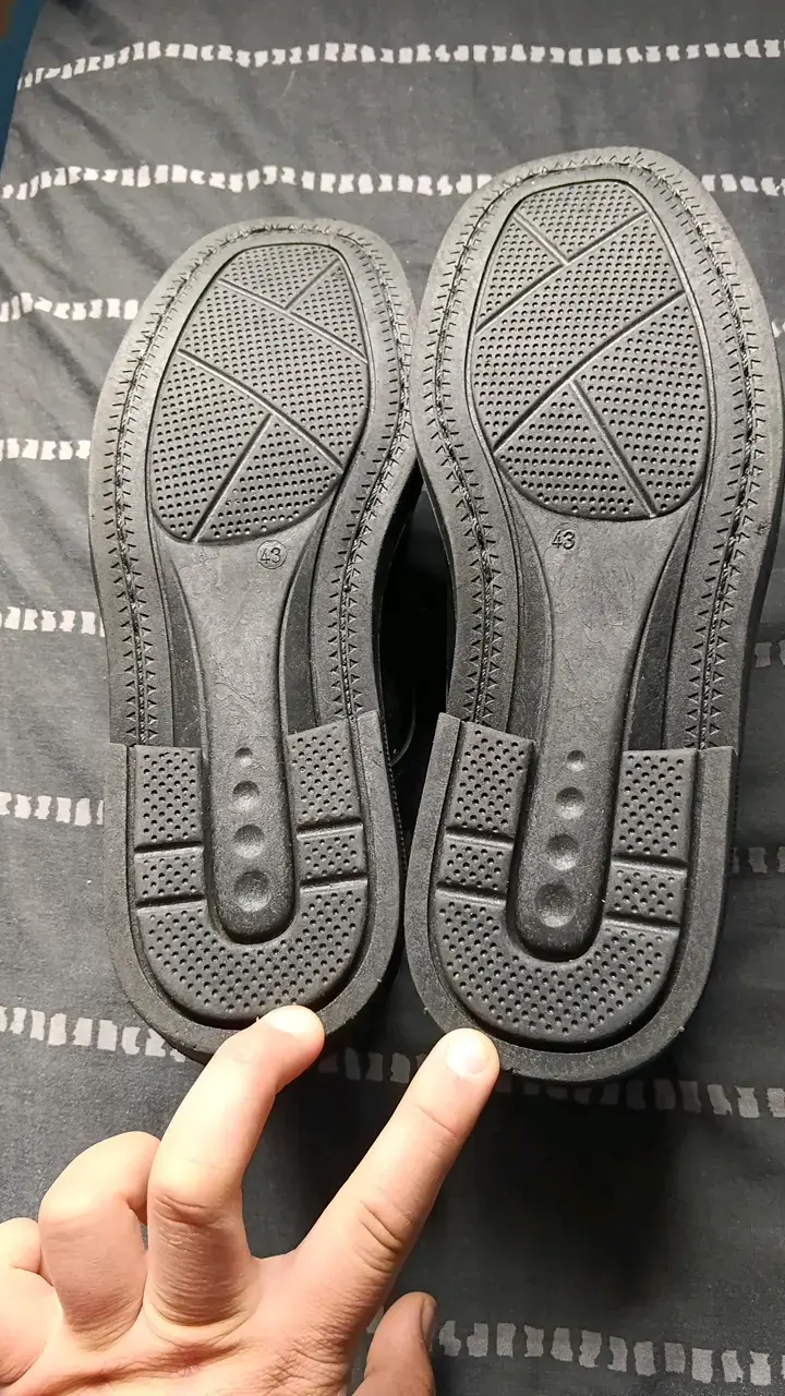 Zapatos de vestir negros para hombre en buen estado - 2