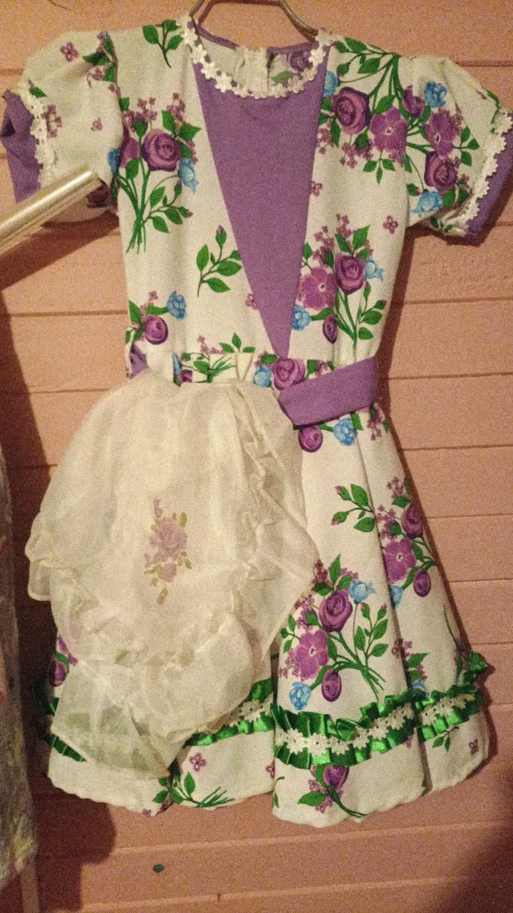Vestido folclórico floral para niña