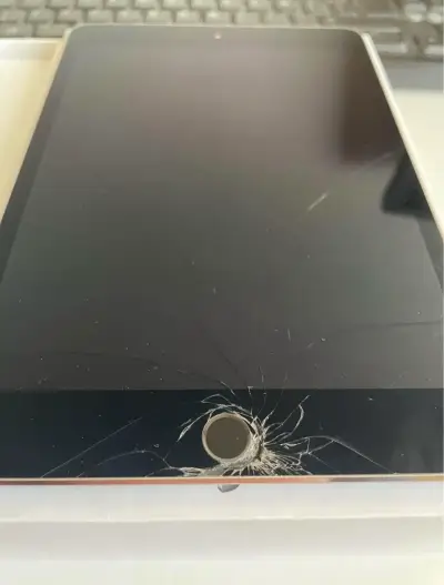 iPad Mini 4, funcional con detalle en pantalla - miniatura 3