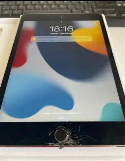 iPad Mini 4, funcional con detalle en pantalla - miniatura 4