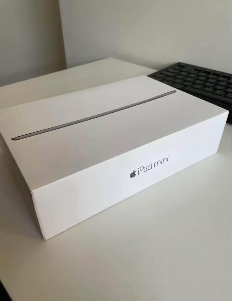 iPad Mini 4, funcional con detalle en pantalla - 5