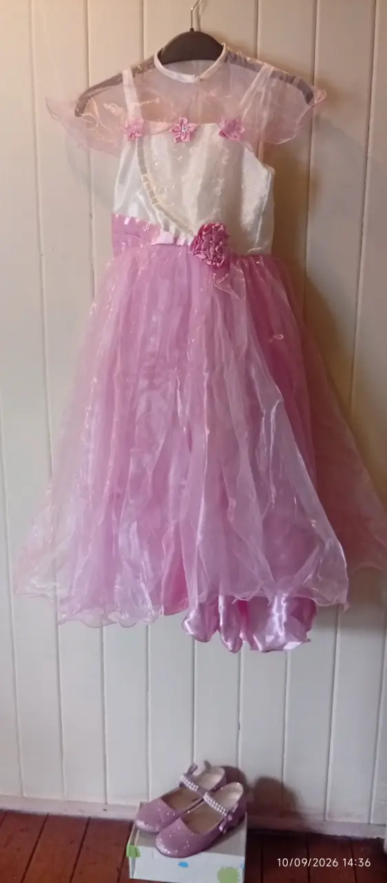 Vestido de fiesta infantil rosa con zapatos a juego