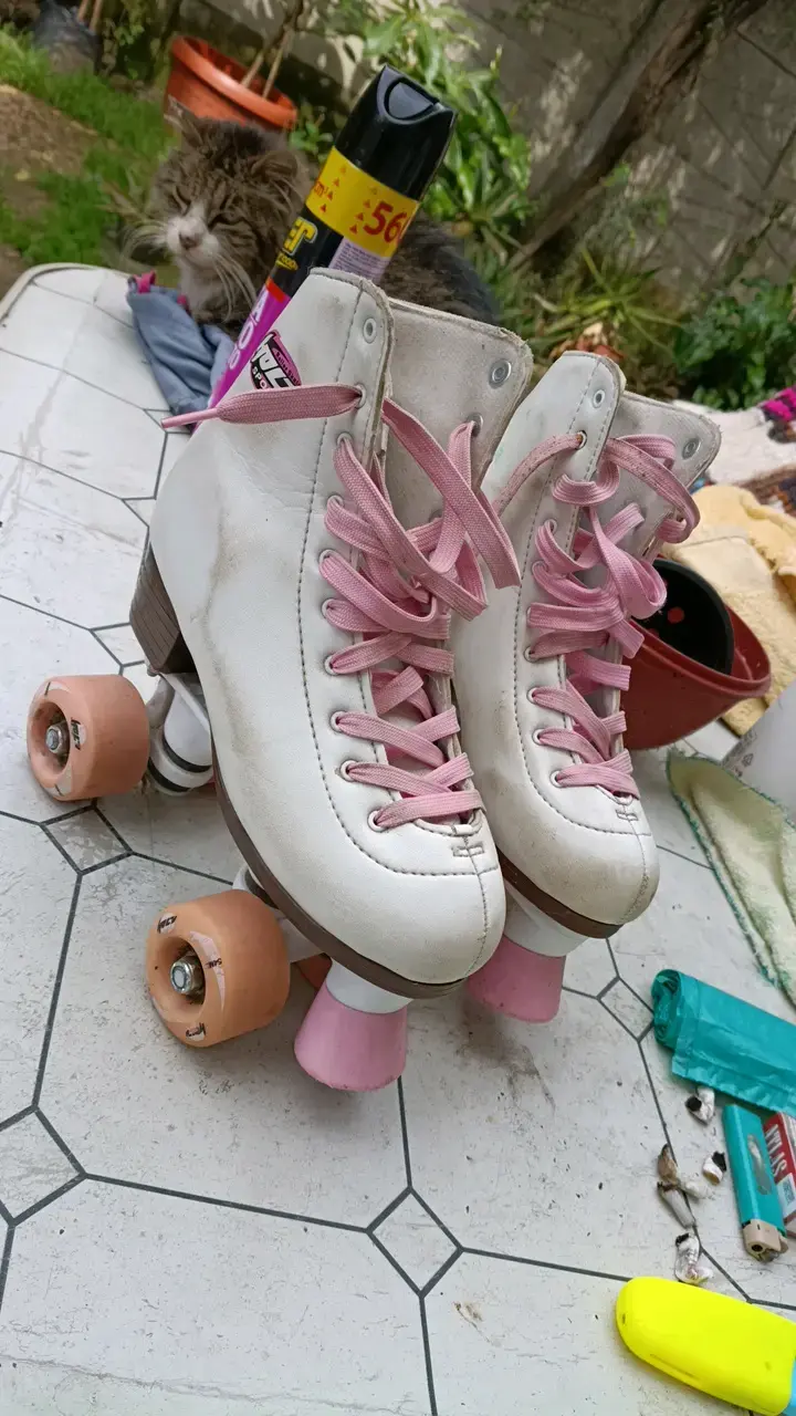 Patines de cuatro ruedas blancos con cordones rosados - 1