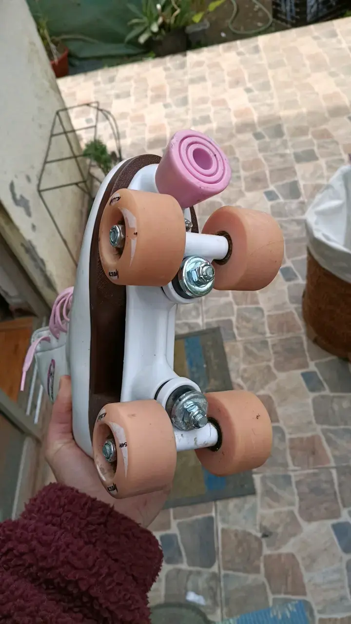 Patines de cuatro ruedas blancos con cordones rosados - 2