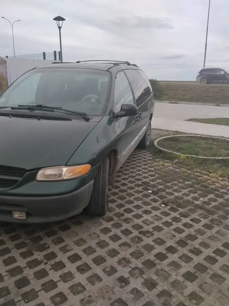 Minivan Dodge Caravan familiar verde en buen estad - 2