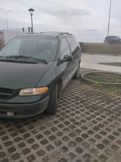 Minivan Dodge Caravan familiar verde en buen estad - miniatura 2