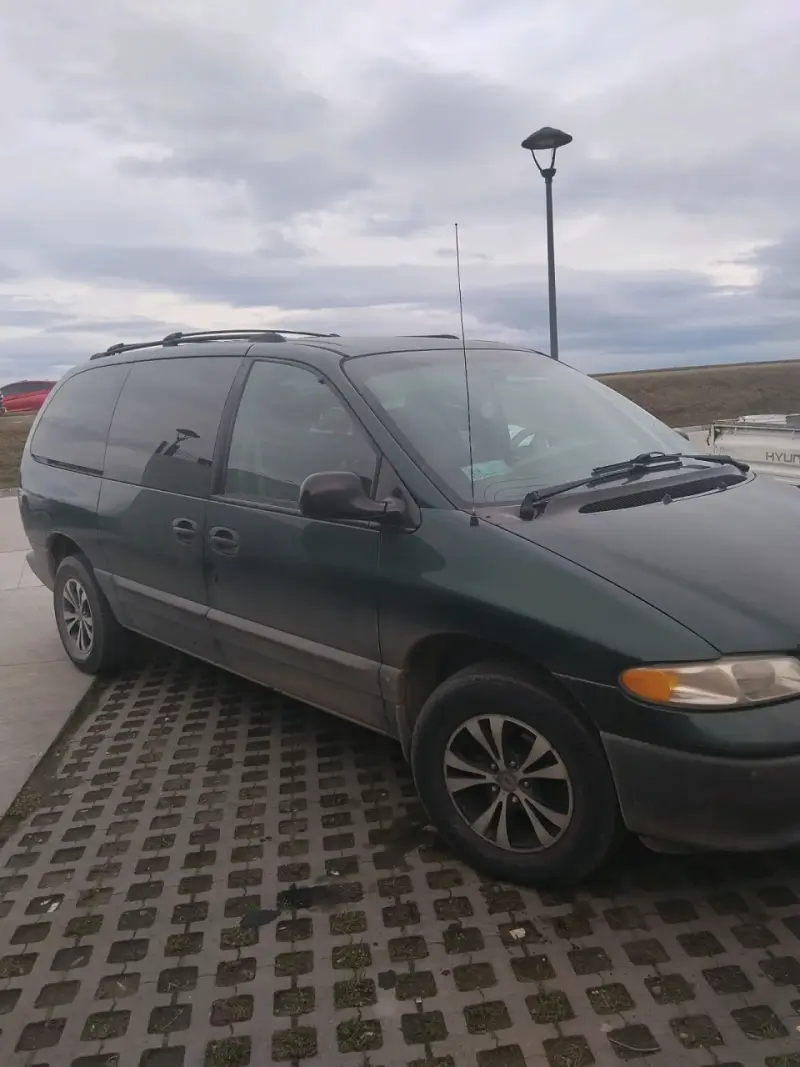 Minivan Dodge Caravan familiar verde en buen estad - 3