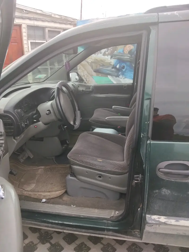 Minivan Dodge Caravan familiar verde en buen estad - 4