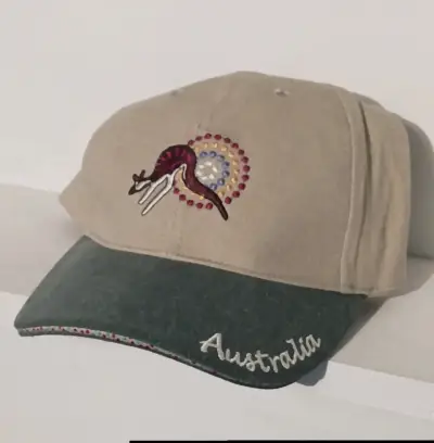 Gorra beige con canguro bordado y visera verde - miniatura 1