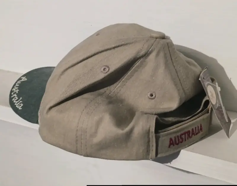 Gorra beige con canguro bordado y visera verde - 2