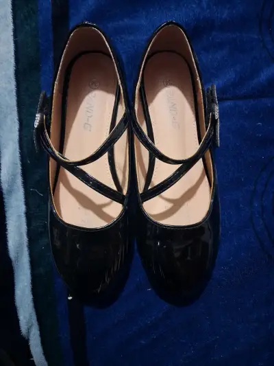 Zapatos de charol negro para niña con adorno brillante - miniatura 1