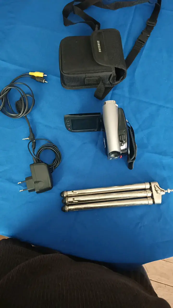 Videocámara Samsung con trípode y accesorios