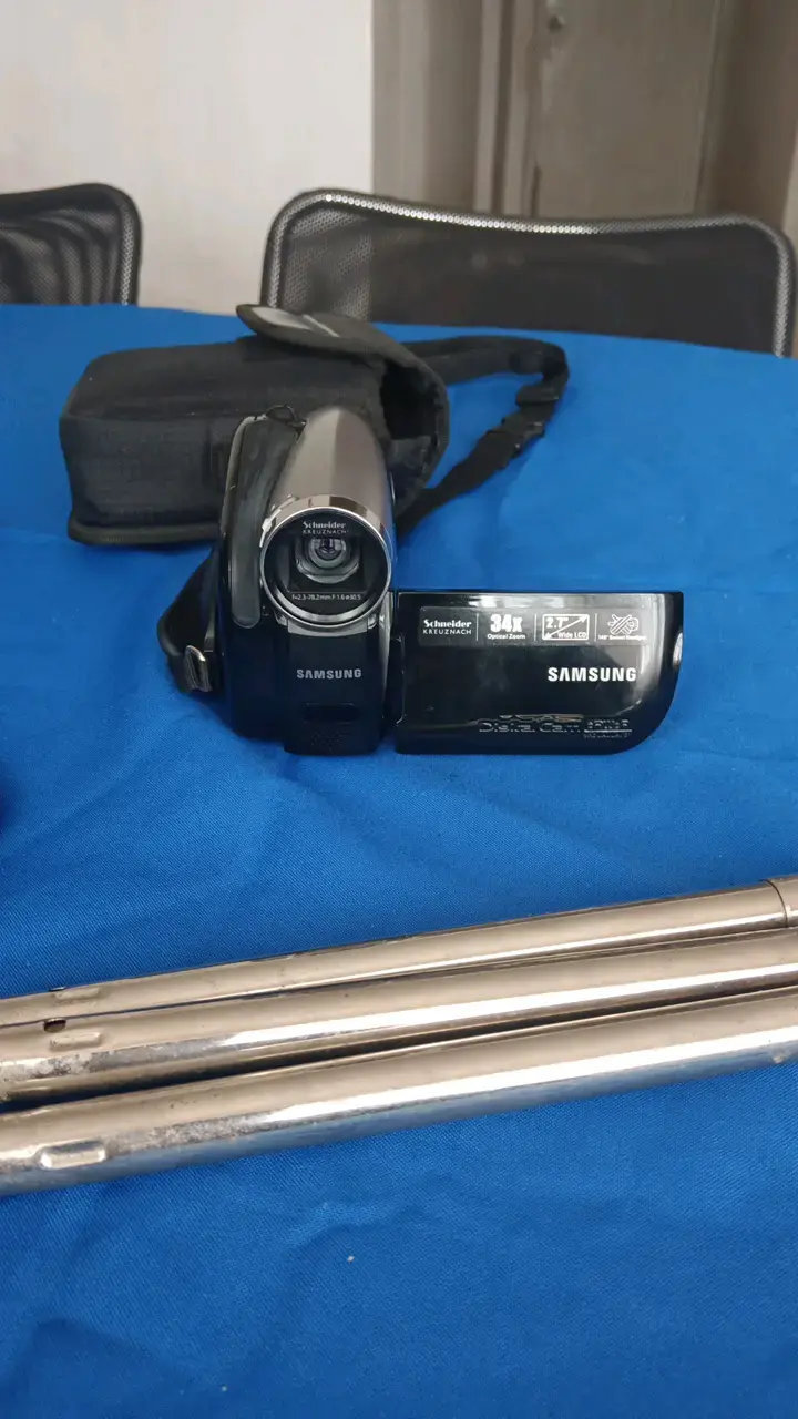 Videocámara Samsung con trípode y accesorios - 2